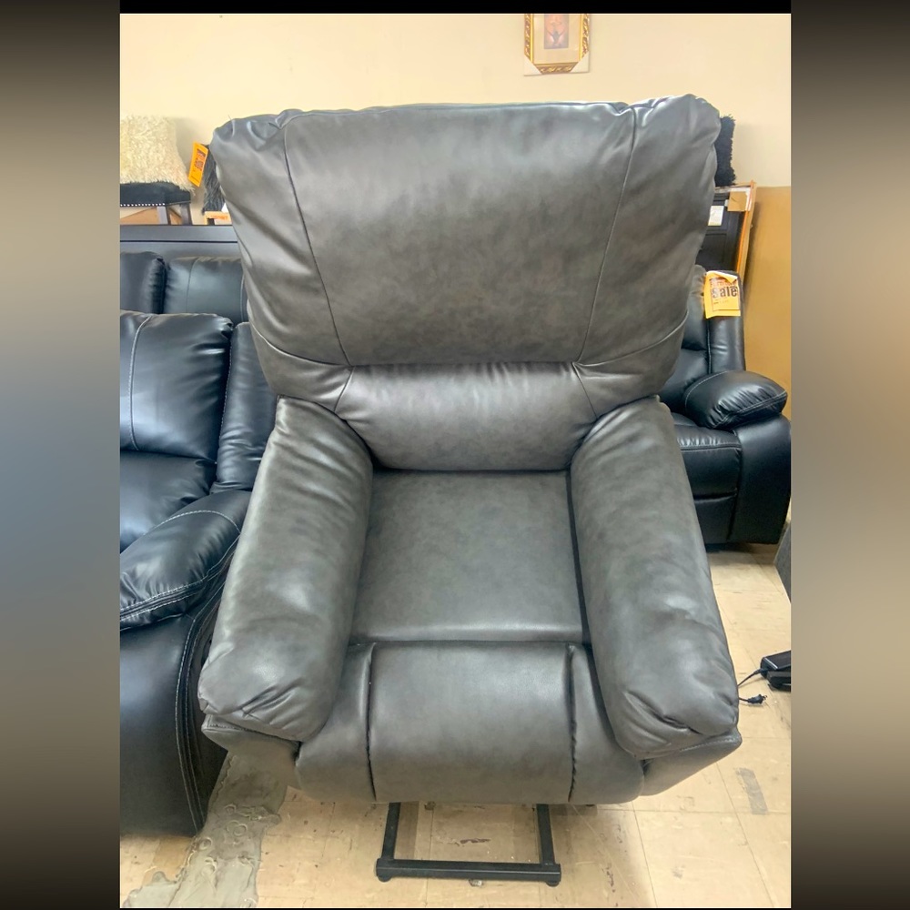 Electric recliner, has remote and side pocket , BRAND NEW